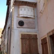 Dans quelle rue sélestadienne est-il né et trouve-t-on aujourd'hui une plaque commémorative à son souvenir ?